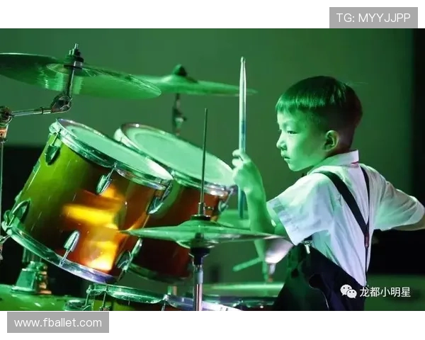 方硕的篮球之路：从青涩少年到职业明星的成长故事与奋斗历程